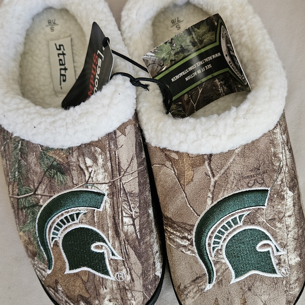 NEW, WITH tags Mens Michigan State/State Slippers. 
Size 7/8.